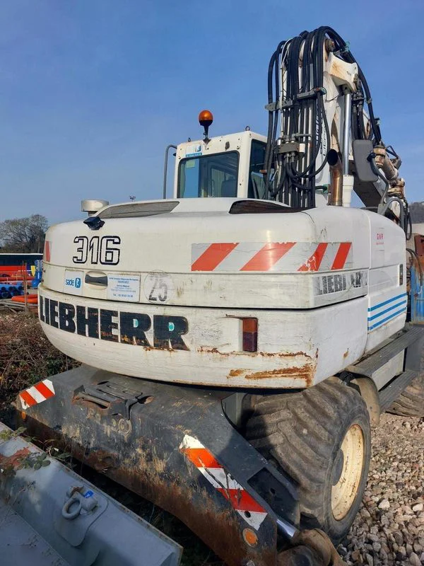 Pelle sur Pneus Liebherr A316 – 2004 (avec 4 Godets)